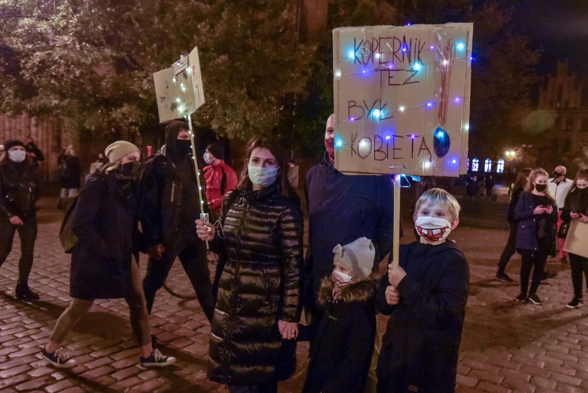 Strajk kobiet w Toruniu. Tańce, straż pod kościołem i wiele więcej - środa (28.10.2020)