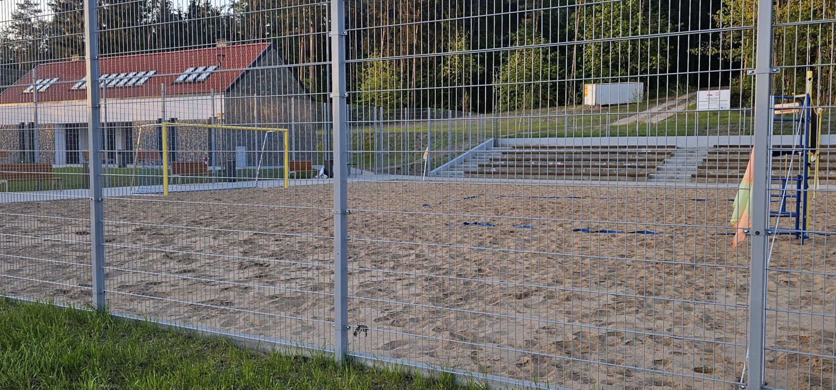 Zmodernizowana plaża na Mazurach przyciąga wielu turystów. Z jakich atrakcji można korzystać? Zobacz zdjęcia!