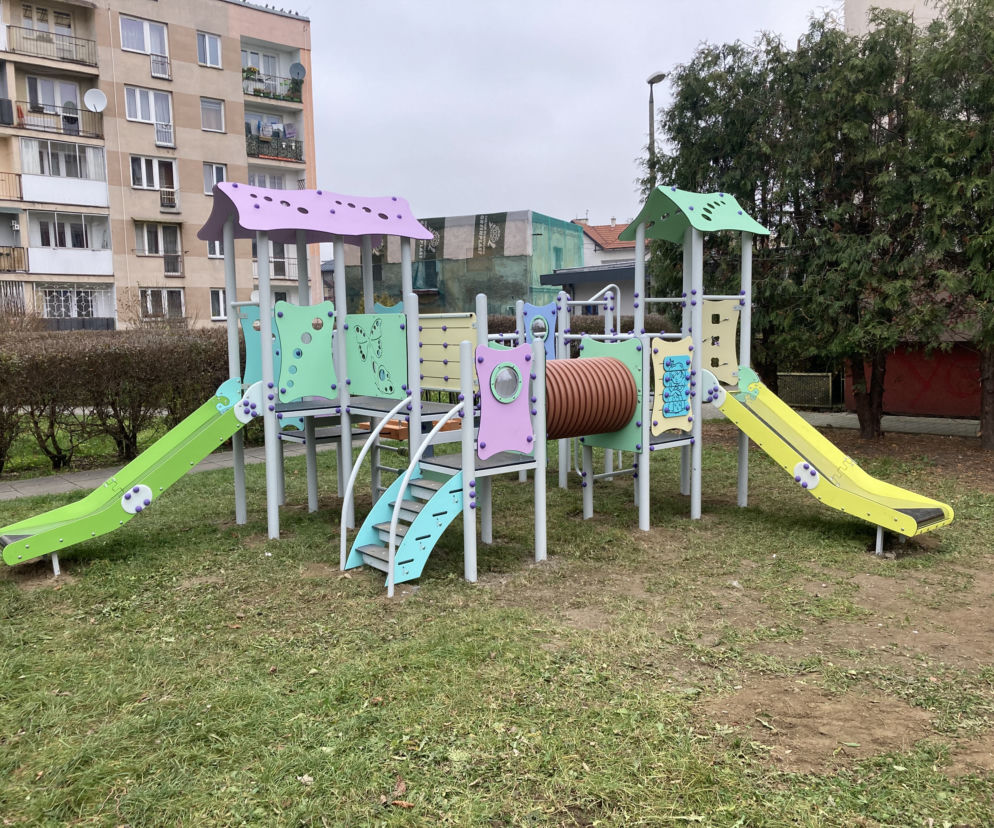 Nowe urządzenia na placu zabaw przy ul. Kraszewskiego