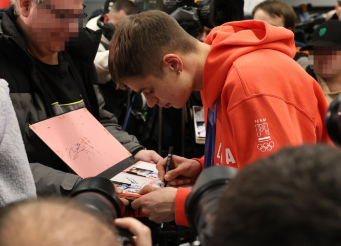 Władimir Semirunnij w czułych objęciach z dziewczyną po powrocie do Polski