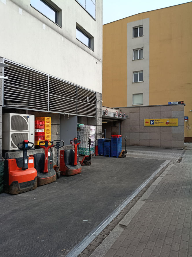 Biedronka broni się, pokazując zdjęcie uporządkowanego wjazdu z dn. 16.02.2026