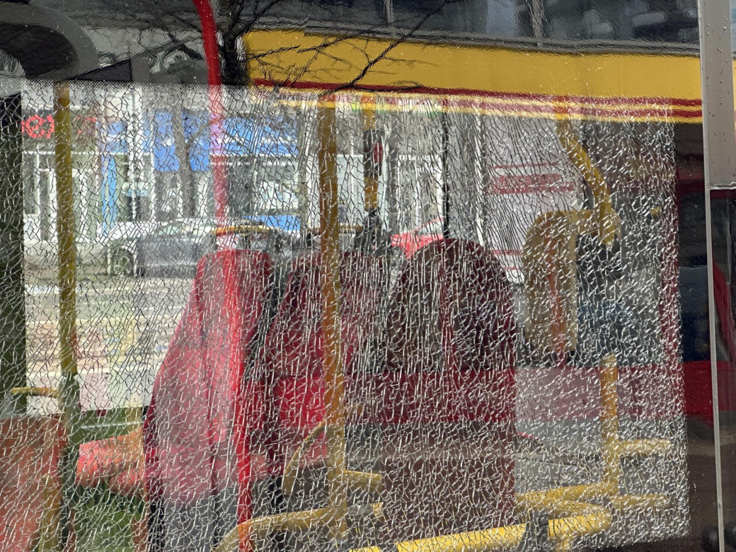 Warszawa. Autobusy miejskie ostrzelane na Marszałkowskiej. Na miejscu policja [ZDJĘCIA]