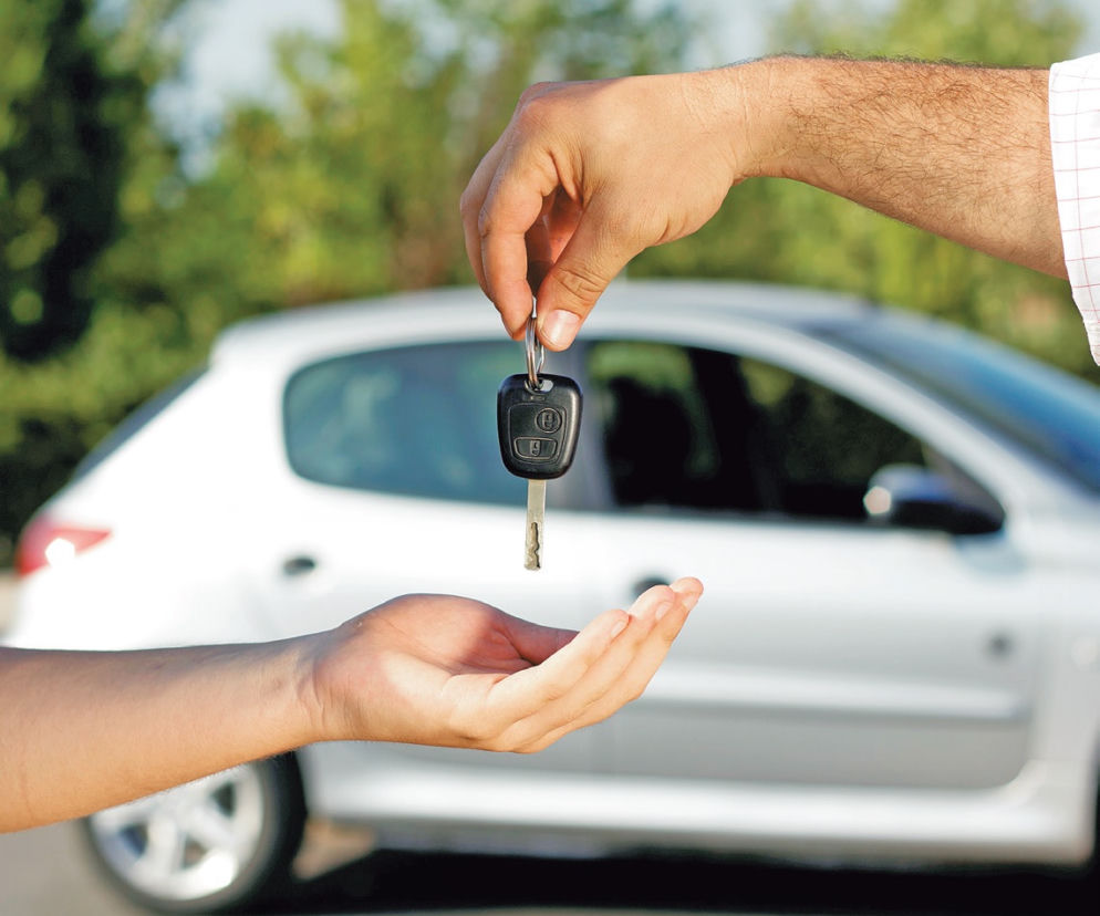Poradnik dla osoby kupującej używane auto: Nie kupuj auta „pod płotem