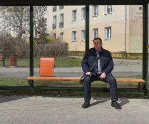 Arkadiusz Brodziński czeka na przystanku, na którym nie stają autobusy