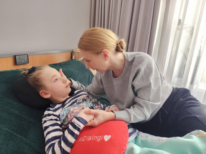 Jej serduszko nagle się zatrzymało. 10-letnia Inga jest uwięziona we własnym ciele. "Wiemy, że ona wszystko słyszy"