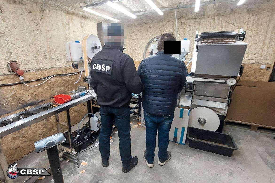 Tak wyglądała zlikwidowana fabryka papierosów. Kulisy akcji w Małopolsce