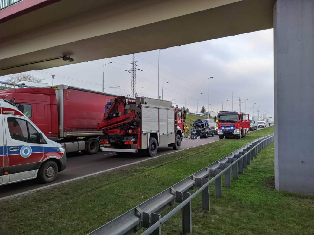 Citroen wbił się w tira. Ranny 28-latek i 5-latka
