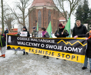 Kościół sprzedał deweloperowi osiedle razem z lokatorami. Protest przed katedrą. Parafianie sprzedani, miliony na plebanii