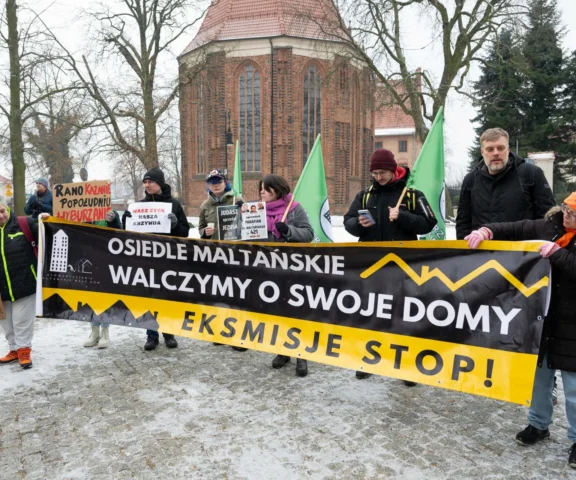 Kościół sprzedał osiedle z lokatorami. Protest przed katedrą