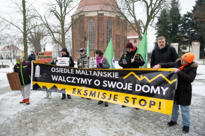 Kościół sprzedał deweloperowi osiedle razem z lokatorami. Protest przed katedrą. Parafianie sprzedani, miliony na plebanii