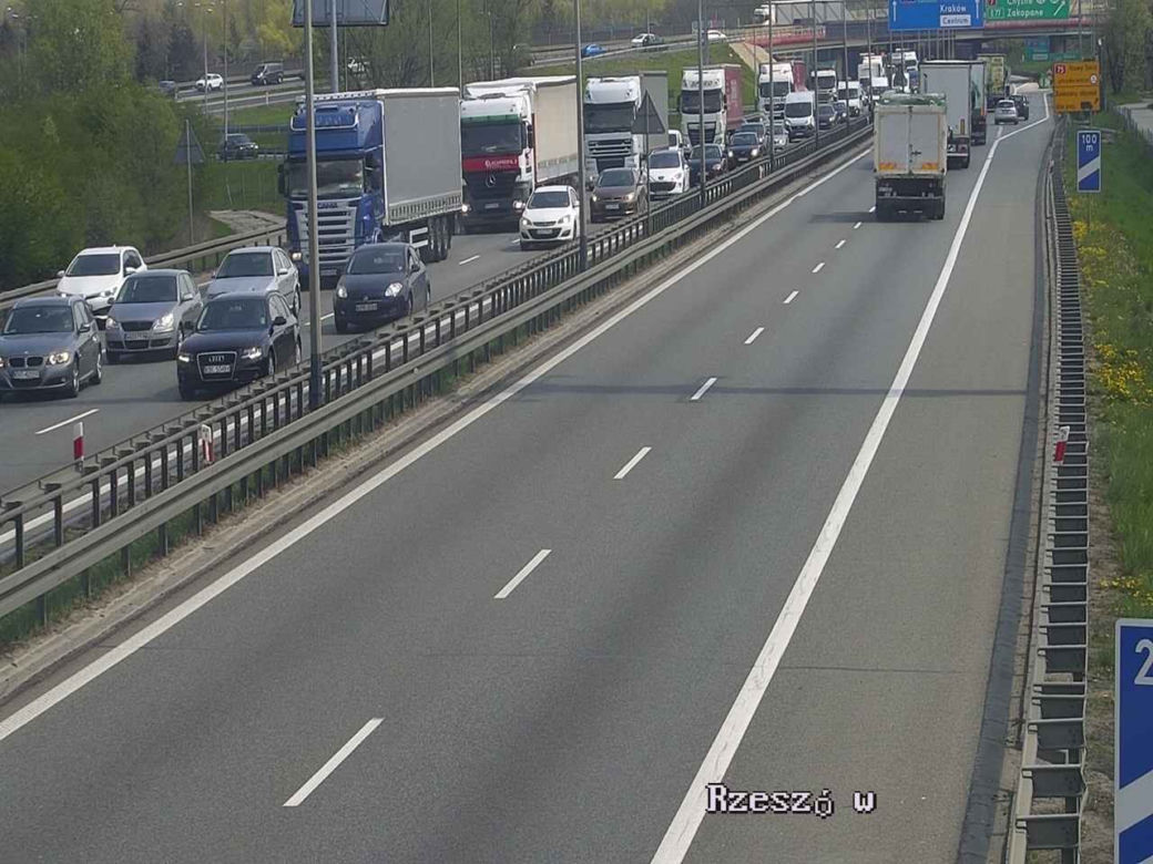 Dwa groźne wypadki na obwodnicy Krakowa. "Masakra, wszystko stoi"