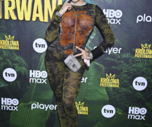 Serowska we włóczce, Macudzińska-Borowiak w bandażu i Fagata przebrana za węża. Celebrytki na premierze Królowej przetrwania