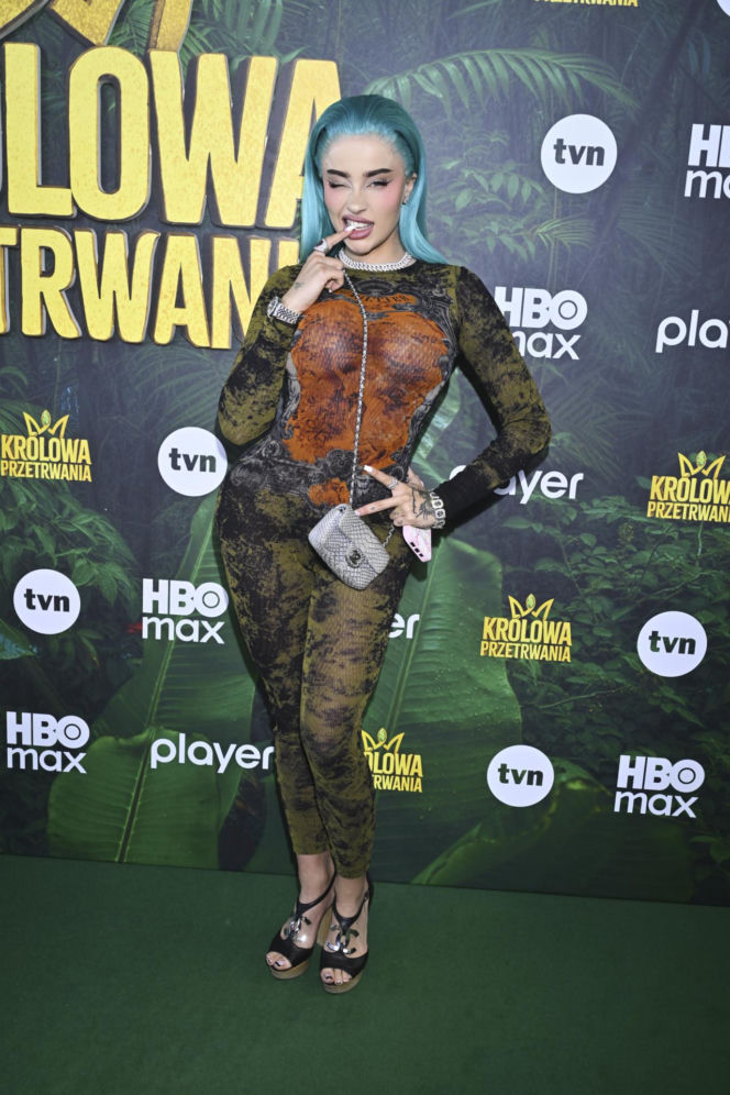 Serowska we włóczce, Macudzińska-Borowiak w bandażu i Fagata przebrana za węża. Celebrytki na premierze "Królowej przetrwania"