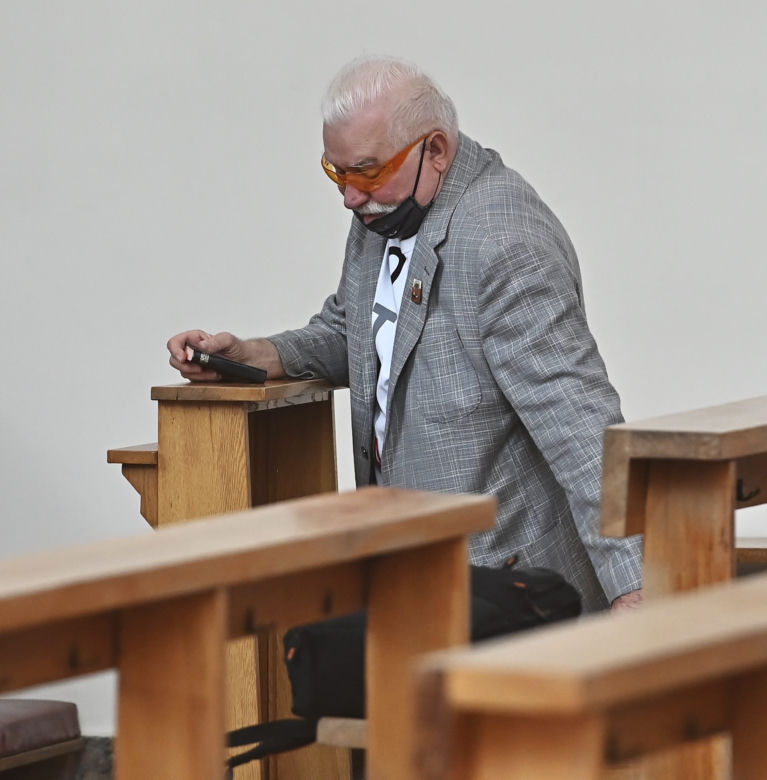 Lech Wałęsa w kościele na niedzielnej mszy