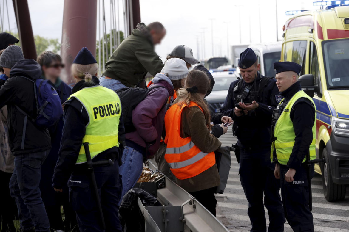 Aktywiści znów blokują Warszawę. Przykleili się do mostu, interweniowało pogotowie