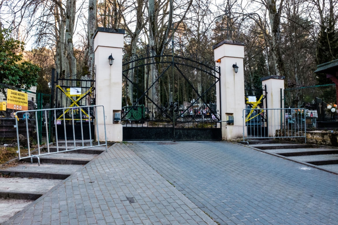 Koronawirus w Trójmieście. Cmentarz w Sopocie zamknięty z powodu zarazy