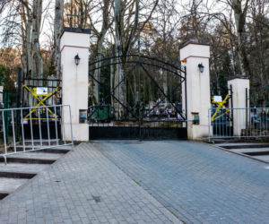 Koronawirus w Trójmieście. Cmentarz w Sopocie zamknięty z powodu zarazy