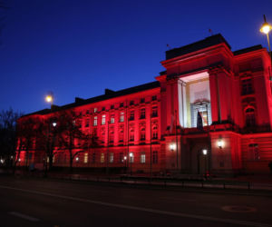 Kancelaria Premiera cała podświetlona na czerwono. Co się stało?