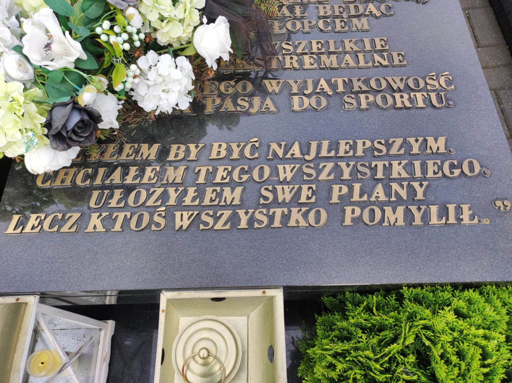 Tragiczna śmierć 18-letniego  żużlowca wstrząsnęła całą Polską. Tak wygląda teraz grób Krystiana Rempały
