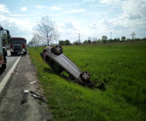 Zjechał na przeciwny pas drogi i dachował. 19-latek w szpitalu