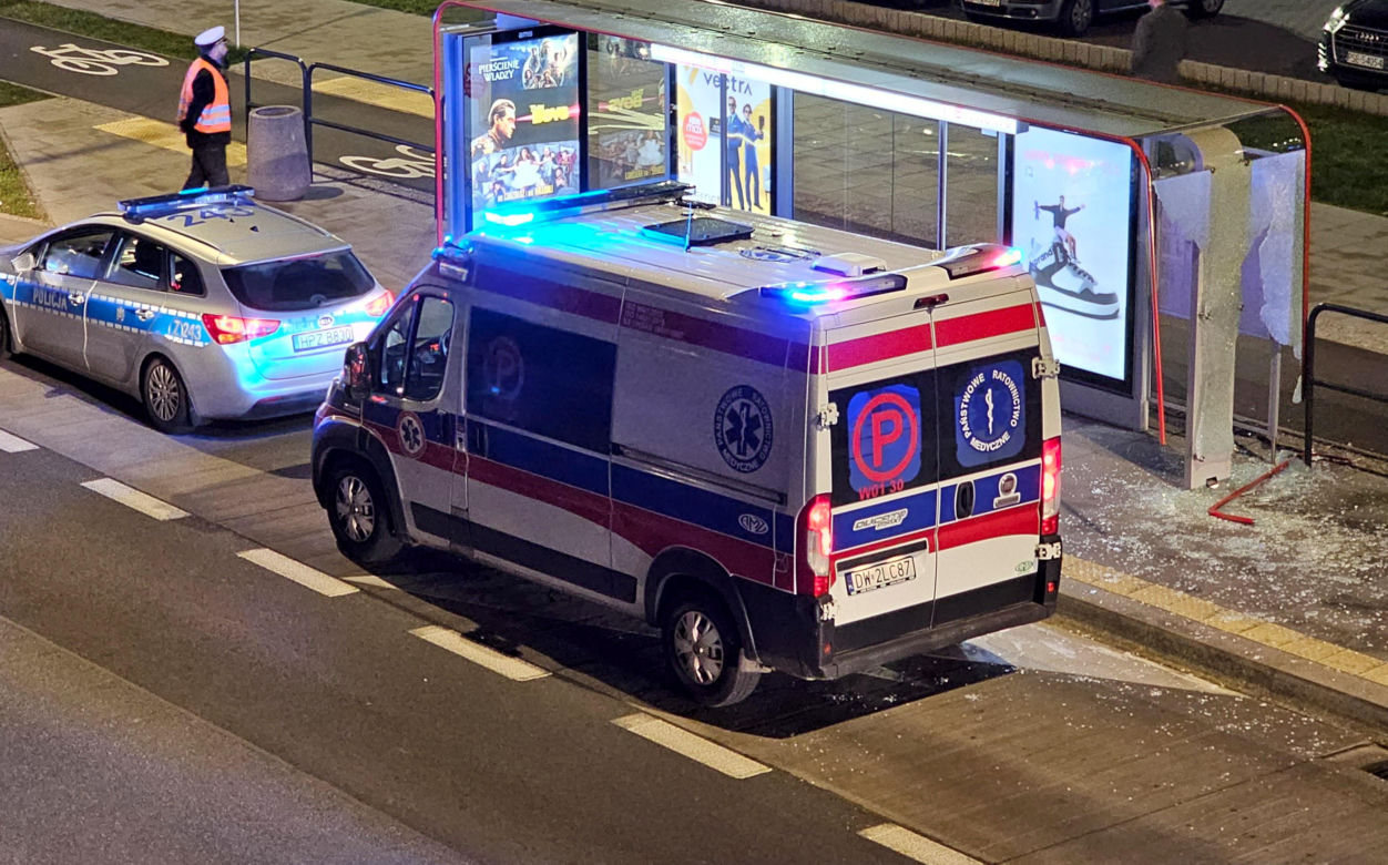 Nastolatek zamiast biletu wyjął paralizator! Dantejskie sceny na przystanku, kontroler w szpitalu