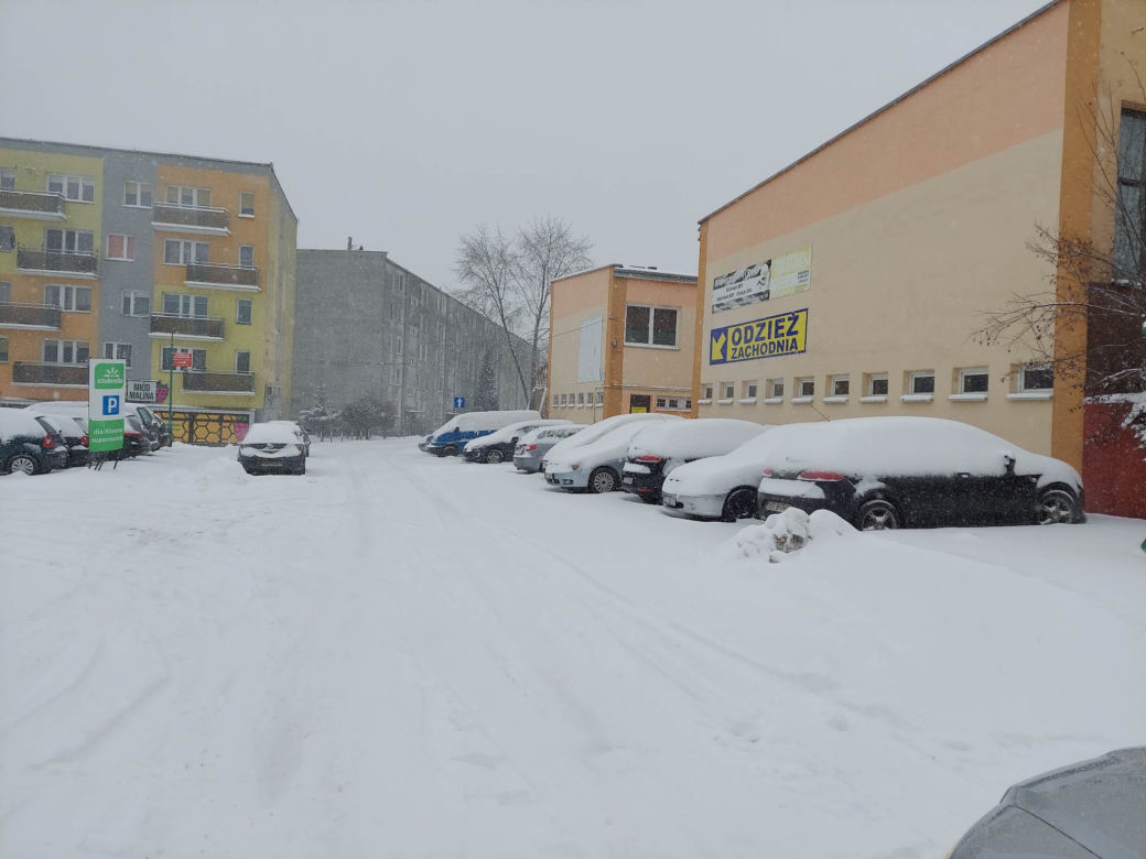 Starachowice pod śniegiem, na drogach trudne warunki do jazdy
