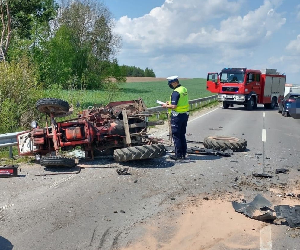 Grzymały. Wypadek na DW 645. Osobówka zderzyła się z ciągnikiem rolniczym. Dwie osoby ranne [FOTO]