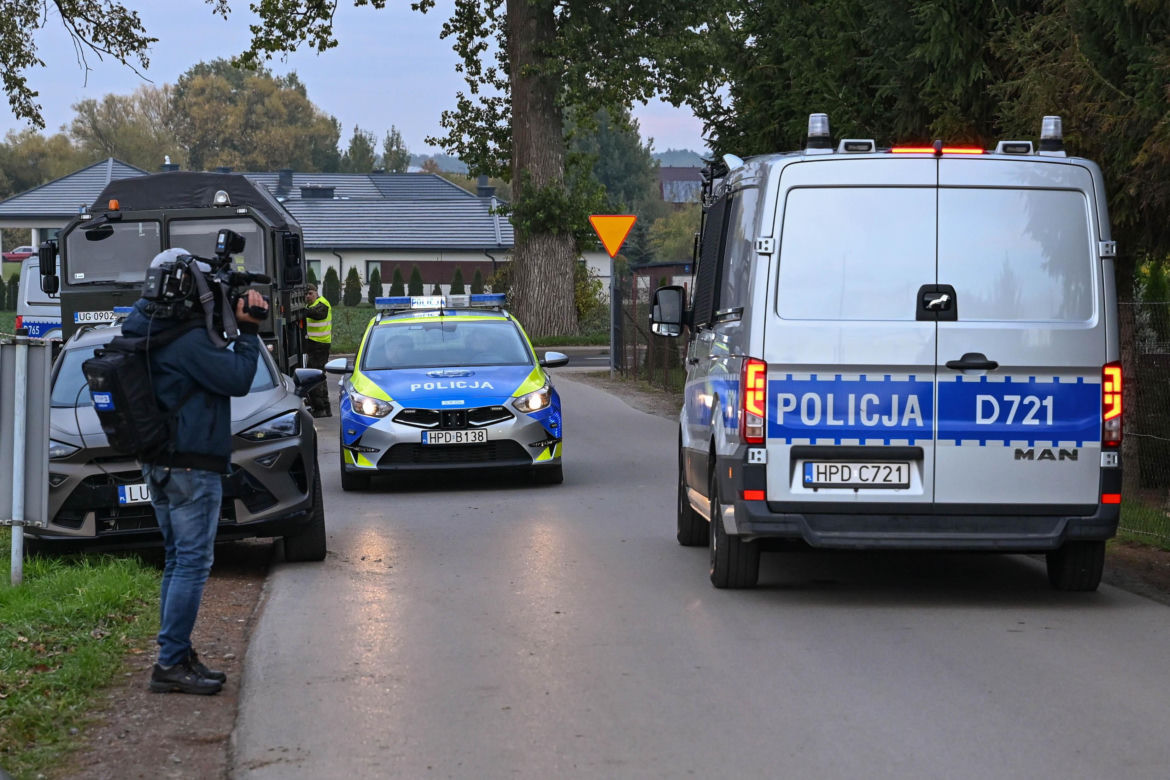 Służby przeszukują teren w okolicy Zalewu Zemborzyckiego