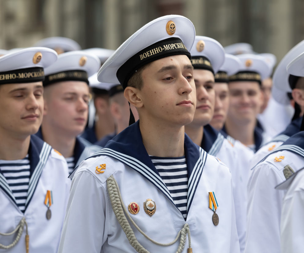 Grupa marynarzy w galowych mundurach. O uldze w podatku PIT dla pracowników morza przeczytasz na SE Superbiz.