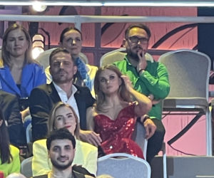 Tak Kaczorowska i Rogacewicz zachowywali się na ramówce TVP. Najpierw obejmował, a potem nurkował pod krzesło!