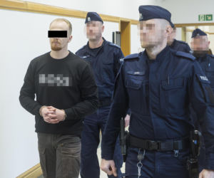 Co widać na nagraniu ataku nożem na Nowym Świecie? Sąd odtworzył szokujący materiał