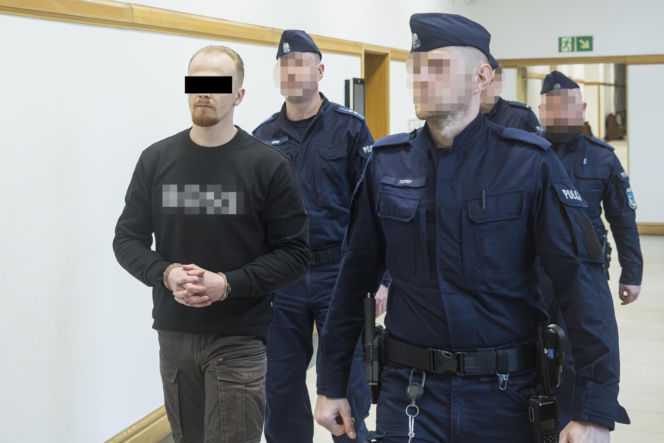 Co widać na nagraniu ataku nożem na Nowym Świecie? Sąd odtworzył szokujący materiał