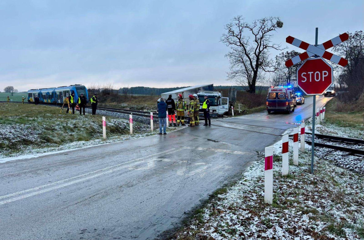 Ciężarówka wjechała pod pociąg relacji Piła - Szczecin. Dwie osoby w szpitalu [ZDJĘCIA]