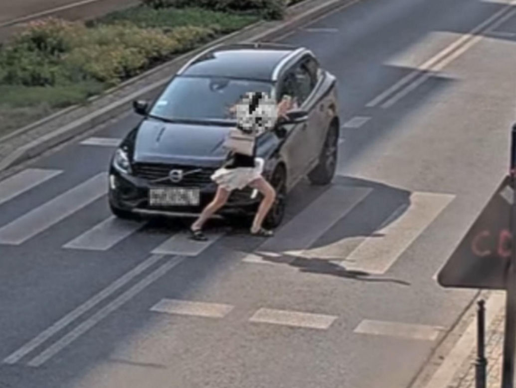  Łódź. Kobieta potrącona na przejściu. Patrzyła nie na drogę, tylko w telefon [ZDJĘCIA]