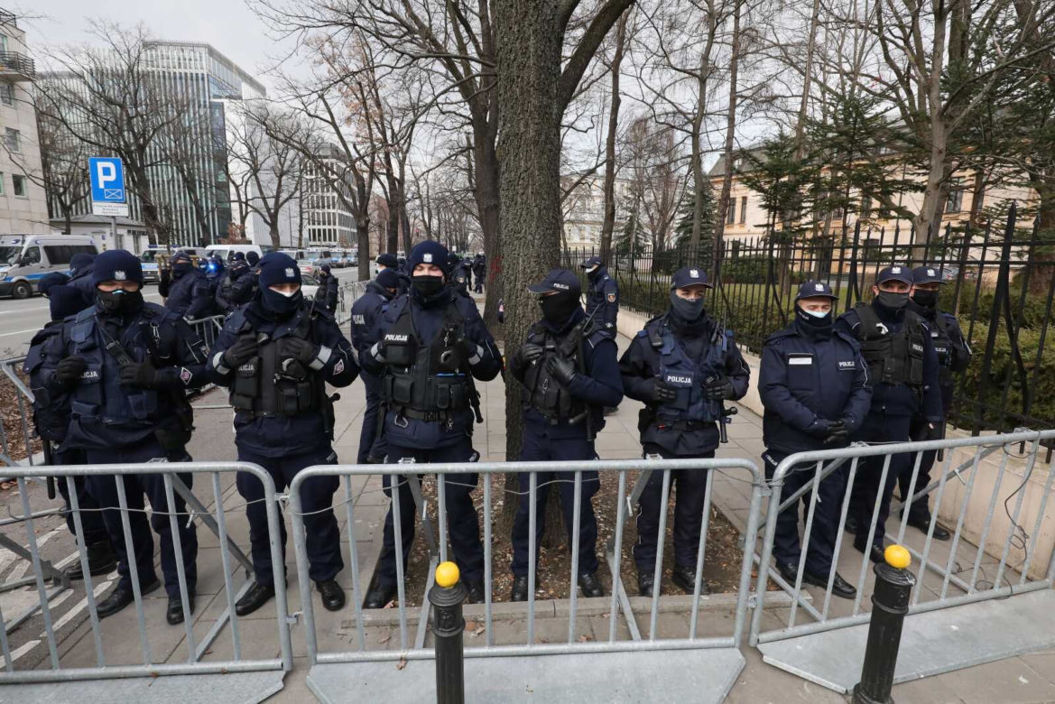 Protest przed TK 10.03.2021: Protestujące przykuły się od ogrodzenia