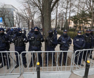 Protest przed TK 10.03.2021: Protestujące przykuły się od ogrodzenia