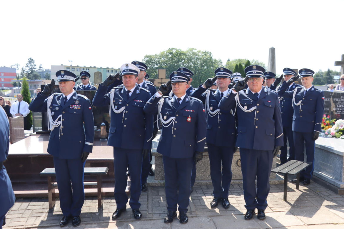 Pogrzeb policjanta, który zmarł po interwencji. Polska Policja pożegnała asp. sztab. Bogdana Orzeszka