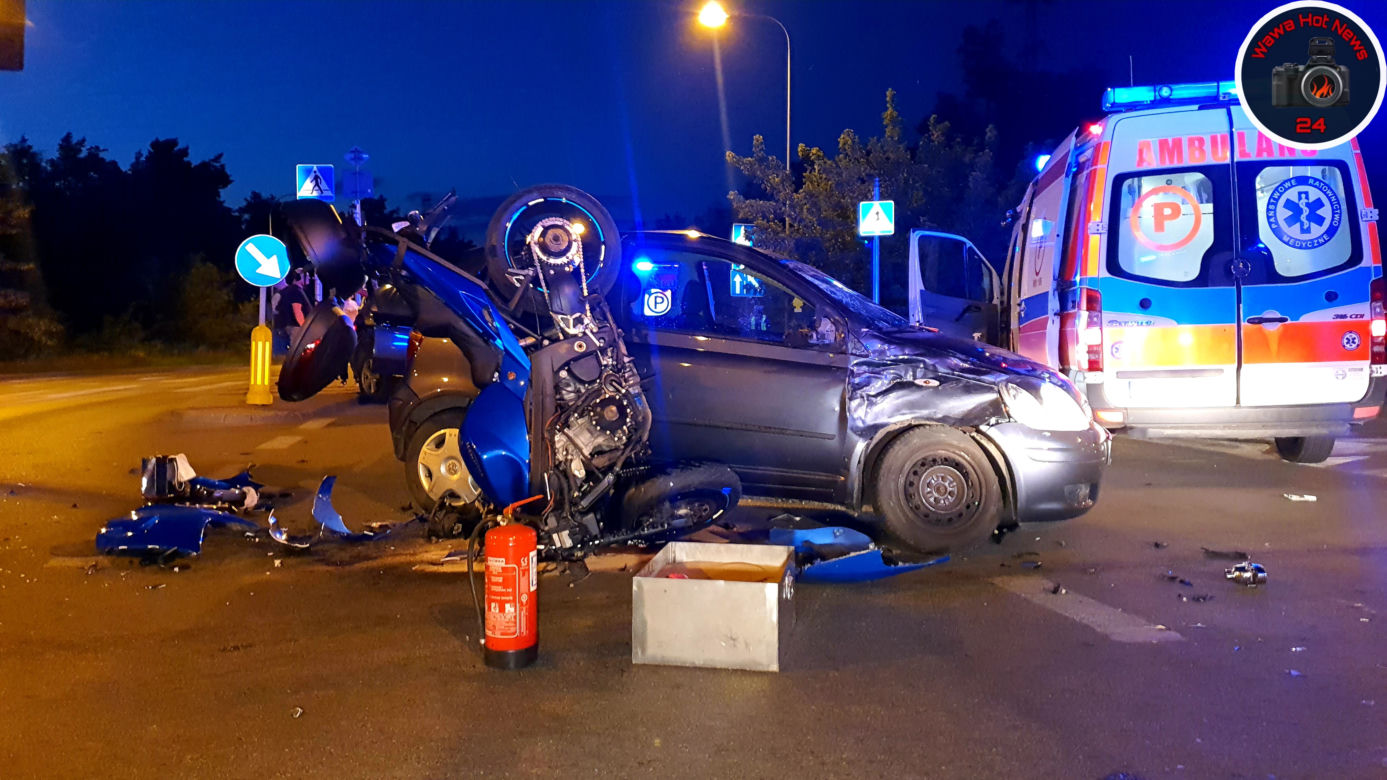 Dramat na Białołęce. Motocykl wbił się w osobówkę