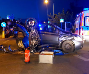 Dramat na Białołęce. Motocykl wbił się w osobówkę