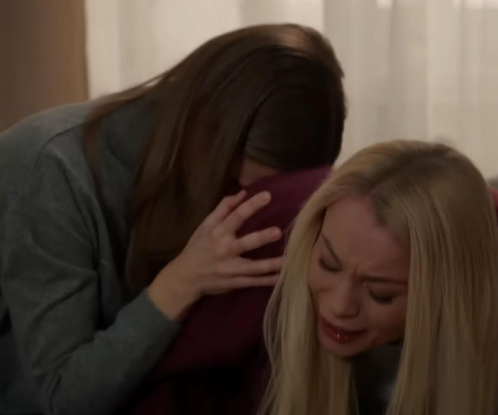 Emilka (Anna Ilczuk) załamana, ze łzami w oczach, opiera się o ramię przyjaciółki Marty (Honorata Witańska), która wspiera ją w trudnych chwilach. Na portalu Super Seriale przeczytasz o serialowych zmaganiach Emilki z ciążą i jej dramatycznych wyznaniach.