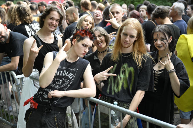 Fani i fanki czekają na System of a Down i Queens of the Stone Age! Zobacz zdjęcia spod PGE Narodowego