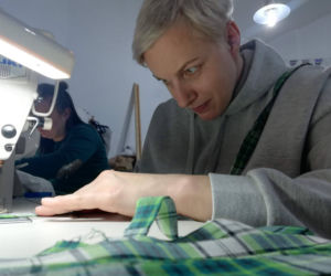Bytom: Dają życie starym ubraniom i przerabiają je... na materiałowe torby, które zastąpią foliówki