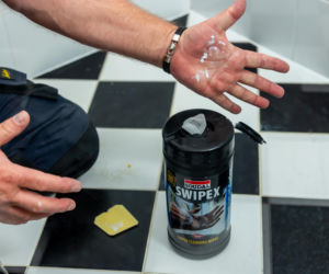 Jak poprawnie usunąć starą fugę i silikon oraz nałożyć nowy? Murator Remontuje