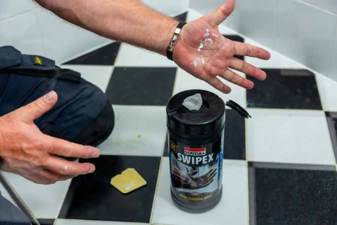 Jak poprawnie usunąć starą fugę i silikon oraz nałożyć nowy? Murator Remontuje