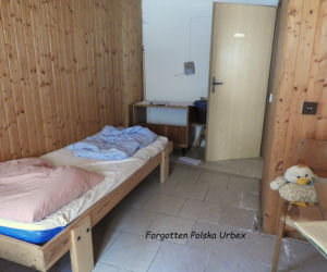 Lalka śpiąca w łóżku i urządzenia rehabilitacyjne. Co znajduje się w opuszczonym sanatorium przy polskiej granicy? [ZDJĘCIA]