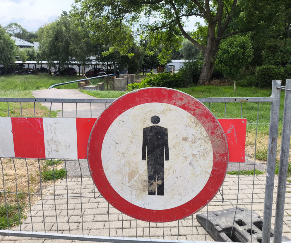 Remont kładki nad Wątokiem w Tarnowie. Piesi muszą nadkładać drogi