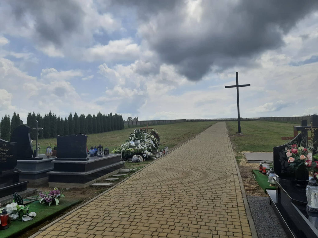 Biały gołąb nad grobem Mateusza