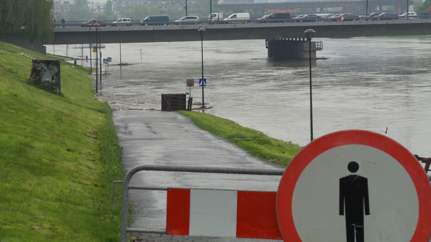 Powódź w Krakowie 24.05.2019: Fala kulminacyjna na Wiśle: zalane bulwary, "okropny widok"