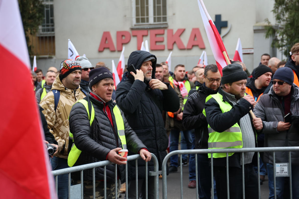 Protest rolników 20 marca przed Lubelskim Urzędem Wojewódzkim w Lublinie