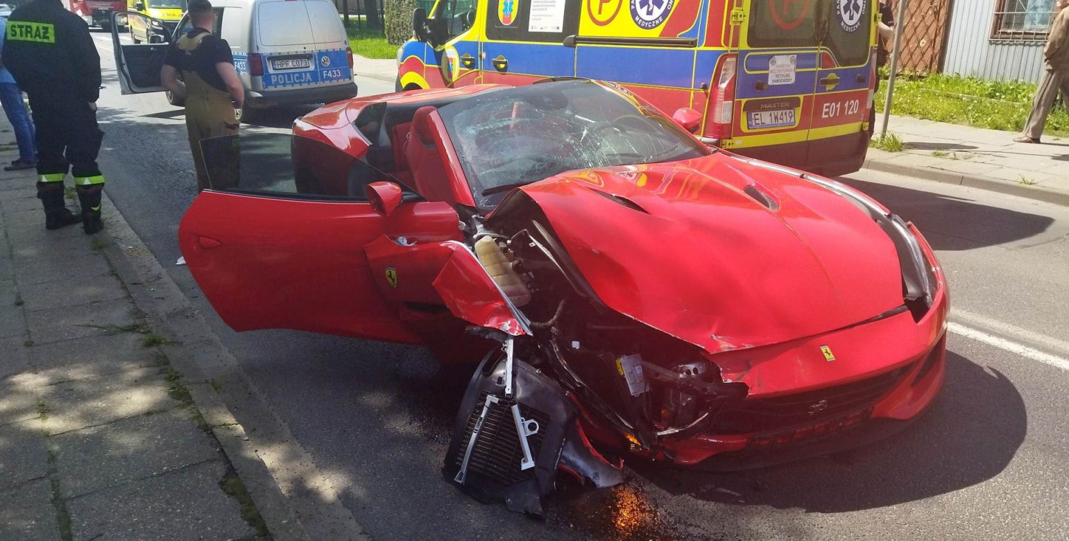 Wypadek ferrari w Piotrkowie Trybunalskim! Superauto rozbite na ul Wyzwolenia [ZDJĘCIA]